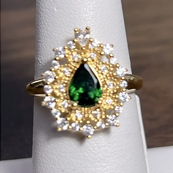 Bella Luce Emerald and White Diamond Simulants Ring - Picture 8 of 9